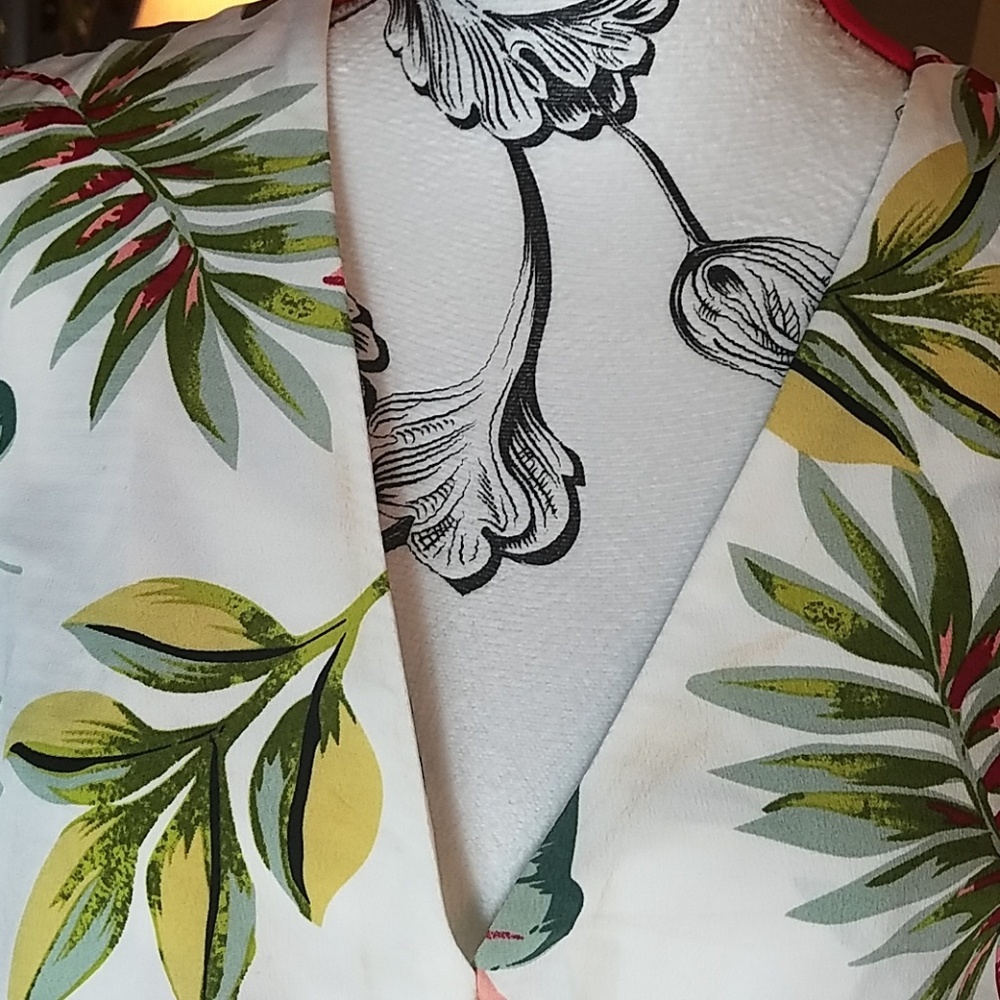 NWT, Alythea, 0247, Women's White Floral top with V-neck and rusching in size XL - Picture 3 of 5